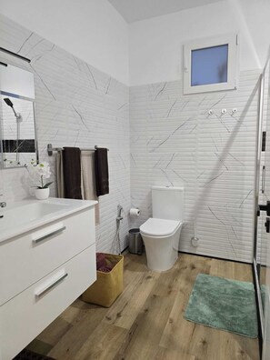 Serviettes fournies, savon, papier toilette