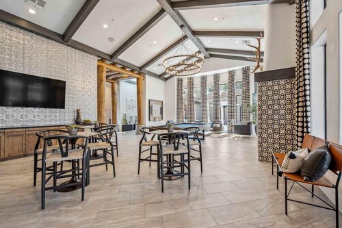 Boulevard Stays Quiet Modern 1BR Pickleball, Pool, Parking, Gym 01