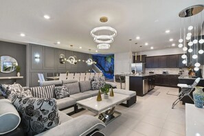 Smart TV, video games, table football, books - Brand New - 10br - Sleeps 26 - Theatre/Arcade/Pool (Davenport)