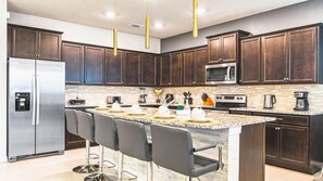 Fridge, microwave, oven, stovetop - Brand New - 10br - Sleeps 26 - Theatre/Arcade/Pool (Davenport)