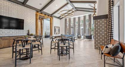 Boulevard Stays Quiet Modern 2BR Pickleball, Pool, Parking, Gym 03