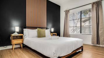 1 dormitorio, tabla de planchar con plancha, wifi y ropa de cama