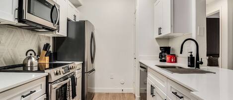 Réfrigérateur, micro-ondes, four, plaque de cuisson