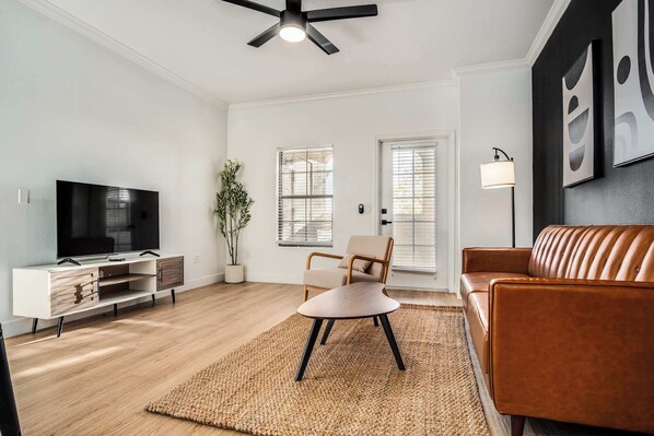 TV - Boulevard Stays Quiet Modern 2BR Pickleball, Pool, Parking, Gym 06 (Chandler)