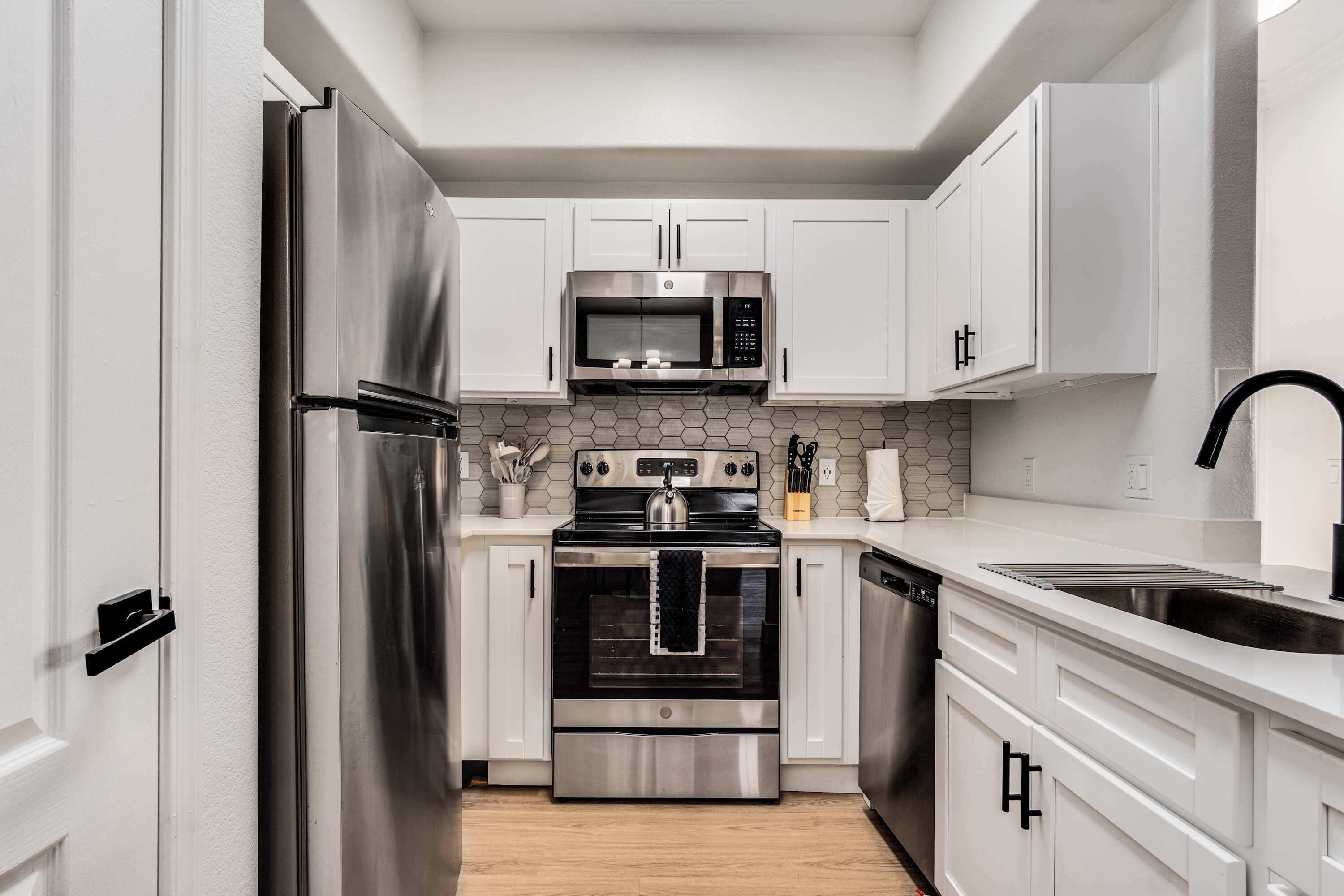 Een koelkast, een magnetron, een oven, een kookplaat