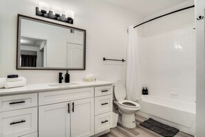 Shower, hair dryer, towels - Boulevard Stays Quiet Modern 2BR Pickleball, Pool, Parking, Gym 06 (Chandler)