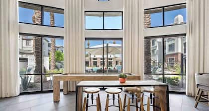Boulevard Stays Luxe 2BR by Stadium Pool, Parking, Gym 02