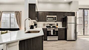 冰箱、微波炉、烤箱、炉灶