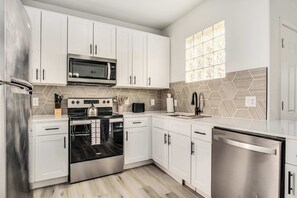 Fridge, microwave, oven, stovetop - Boulevard Stays 1BR by Stadium Pool, Parking, Gym 01 (Glendale)