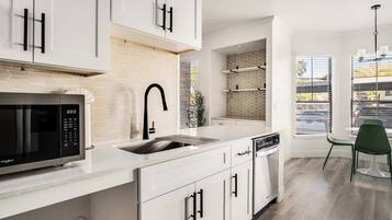 冷蔵庫、電子レンジ、オーブン、コンロ