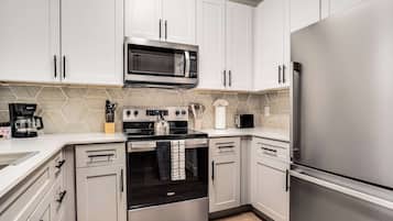 Een koelkast, een microgolfoven, een oven, een kookplaat