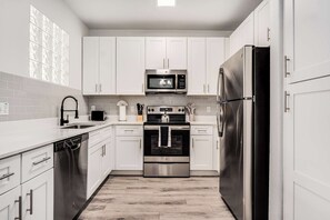 Kylskåp, mikrovågsugn, ugn och spishäll