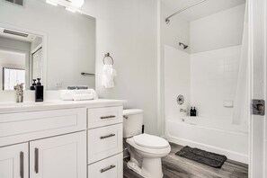 Douche, séchoir à cheveux, serviettes fournies