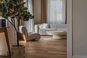 TV, books, offices - Exclusive Suite Art Nouveau in the Philosophers Quarter - Spacious luxury apartm (Hildesheim)