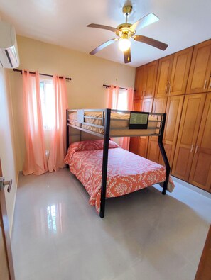 3 bedrooms, iron/ironing board, WiFi, bed sheets