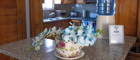 ثلاجة، ميكروويف، فرن، ماكينة لصنع القهوة/الشاي