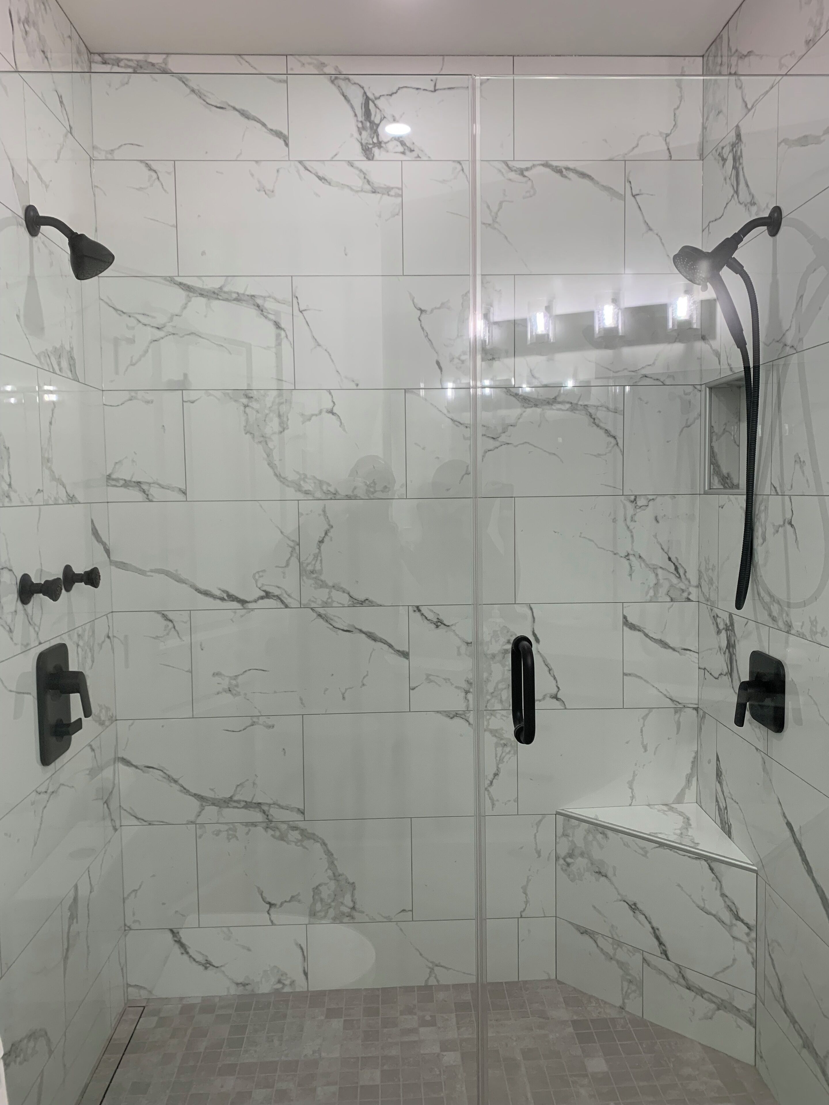 Douche, sèche-cheveux, serviettes fournies, savon