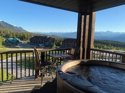 Luxurious Ski Condo w/Hot Tub and Amazing Views