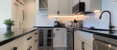 Refrigerador, microondas, horno, placa de cocina