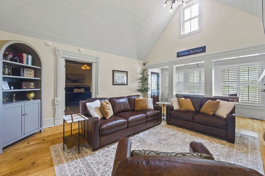Tower House Inn: Charming 3bd/2.5ba Bnb W/private Parking & Walk To Downtown - Eureka Springs, AR