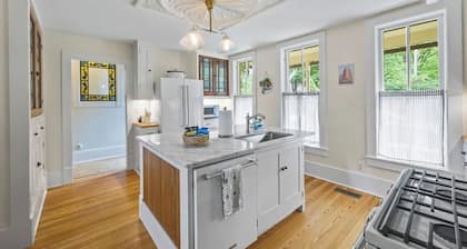 Tower House Inn: Charming 3BD/2.5BA BNB w/Private Parking & Walk to Downtown