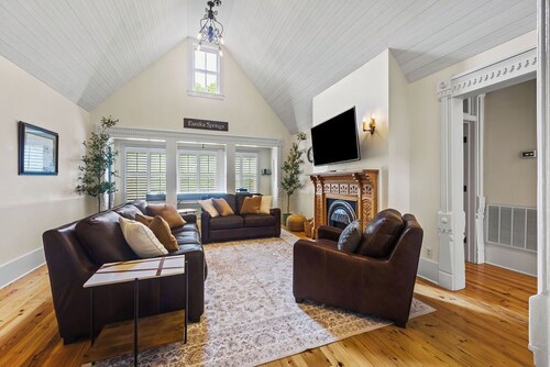 Tower House Inn: Charming 3BD/2.5BA BNB w/Private Parking & Walk to Downtown