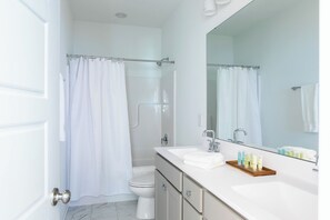 Ein modernes Badezimmer mit Dusche, Toilette und Waschbecken.