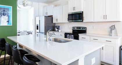 4Br Sleeps 10 w/Fenced Yard & Movie Room - Modern Home near Downtown Clayton