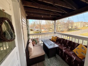 Smart TV, fireplace, books, computer monitors
