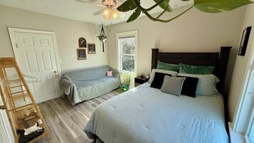 2 bedrooms, desk, WiFi