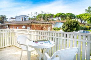 Appartement, 2 slaapkamers, balkon, uitzicht op tuin | Buiten dineren