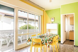 Apart Daire, 2 Yatak Odası, Balkon, Bahçe Manzaralı | Yemek odası