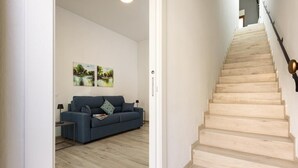 Un escalier avec des marches en bois et une rampe noire.