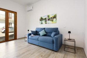 Comfort Apartment, Valley View | Living area | 55-inch LED TV with digital channels - Bedda Luna Apartments (San Vito Lo Capo)