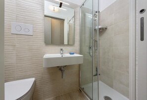 Deluxe Apartment, Valley View | Bathroom | Shower, hair dryer, towels, soap - Bedda Luna Apartments (San Vito Lo Capo)
