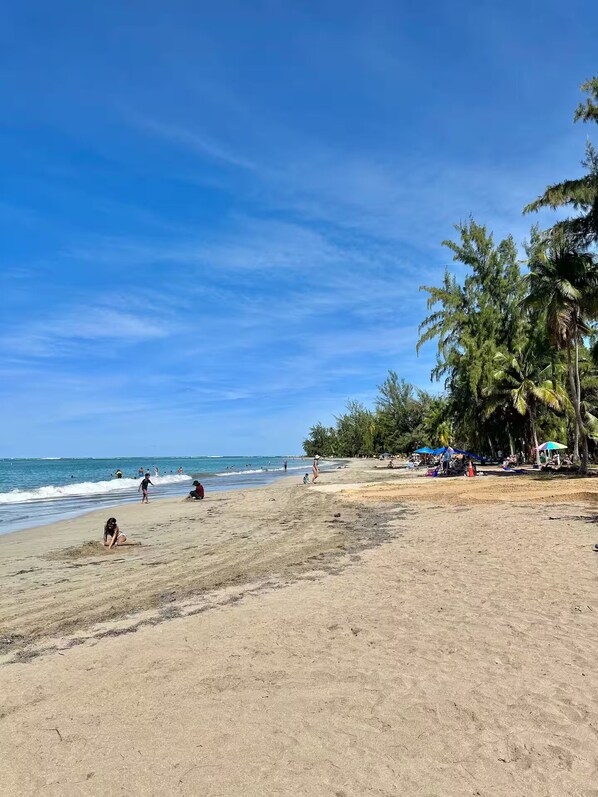 On the beach - Puerto Rico, Tropical Beachfront Condo, Balcony with Ocean View, Pool, WiFi, AC (Luquillo)