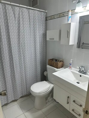 Een douche, een haardroger, handdoeken, zeep