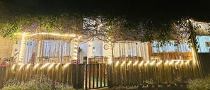 Een poort met een bord waarop staat dat het object geopend is.