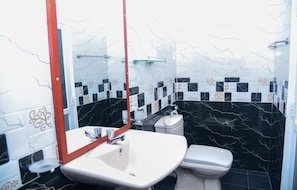 Shower, eco-friendly toiletries, hair dryer, bidet - Ella Nature Life Guest & Restaurant (Ella)