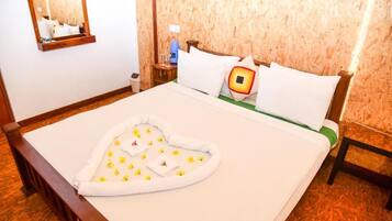 5 bedrooms, desk, iron/ironing board, WiFi