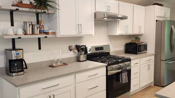 Kylskåp, mikrovågsugn, ugn och spishäll