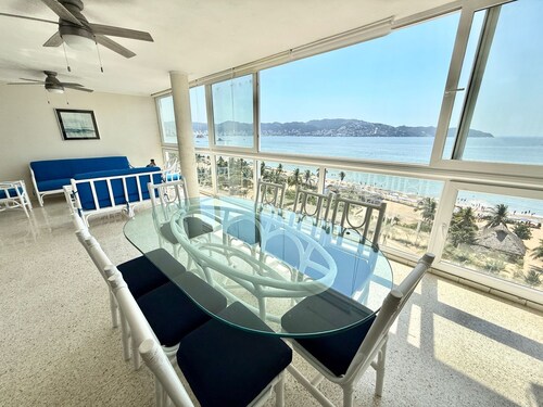 Centrally located apartment with spectacular view of the bay of Acapulco.