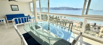 Centrally located apartment with spectacular view of the bay of Acapulco.