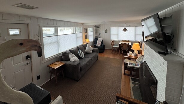 Living area - 4-bedroom house in North Beach, with WiFi and Central AC and two outdoor showers (Long Beach)