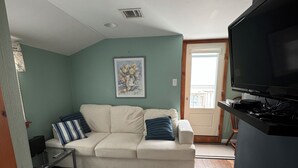 Living area - 4-bedroom house in North Beach, with WiFi and Central AC and two outdoor showers (Long Beach)