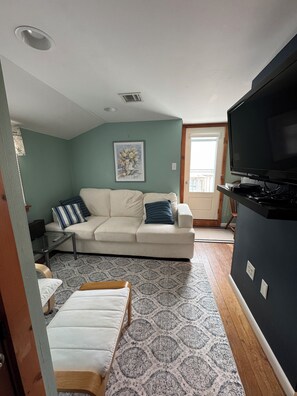 Living area - 4-bedroom house in North Beach, with WiFi and Central AC and two outdoor showers (Long Beach)
