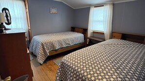 Room - 4-bedroom house in North Beach, with WiFi and Central AC and two outdoor showers (Long Beach)