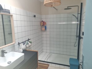 Hair dryer, toilet paper - Well-decorated family home, 2 steps from the bike path. (Agde)