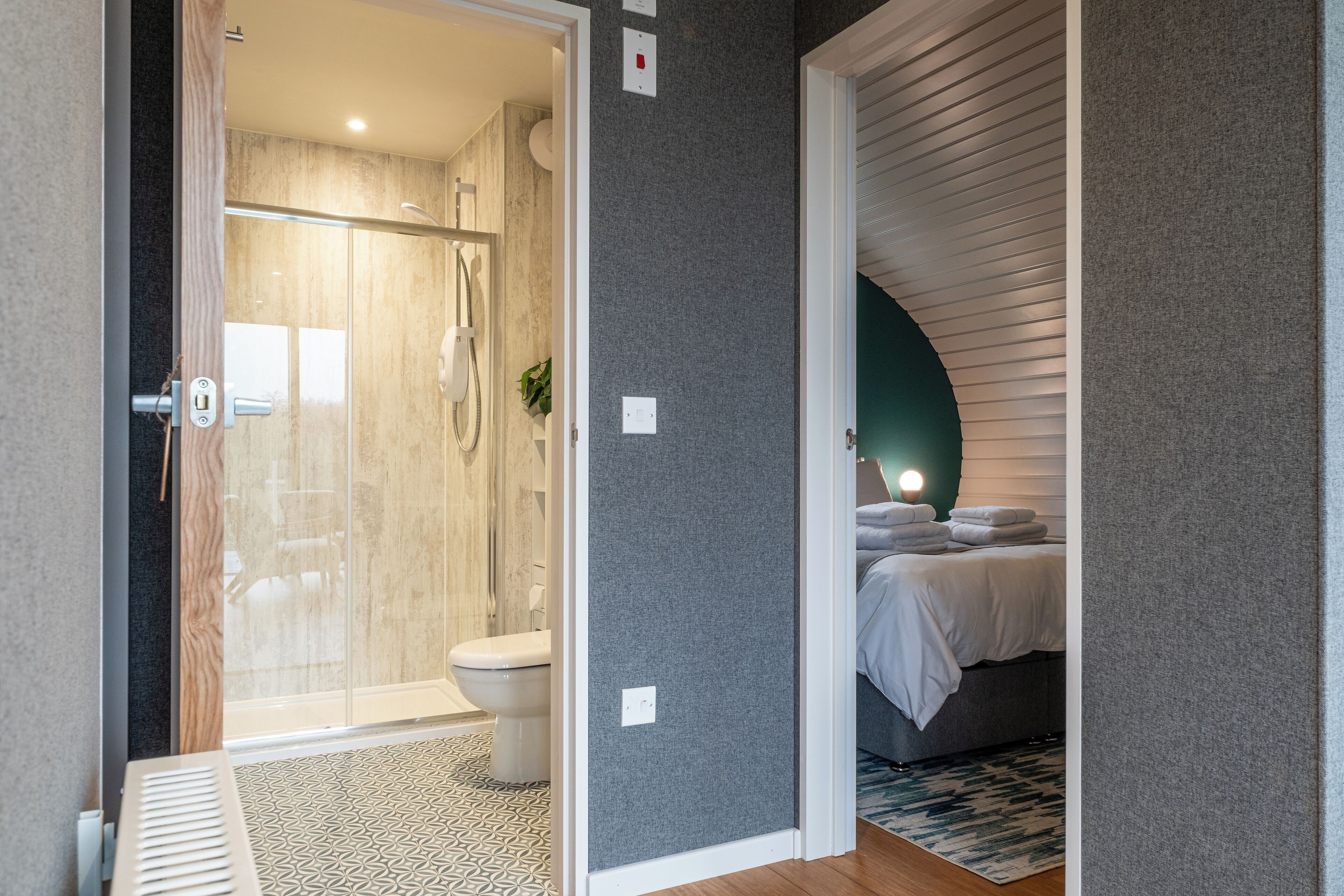 Une salle de bain moderne avec une douche à parois de verre, des toilettes et un lavabo.