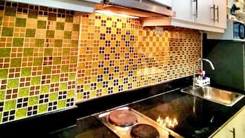 Condo dành cho gia đình, 1 giường cỡ queen, ban công, quang cảnh thành phố | Bếp riêng